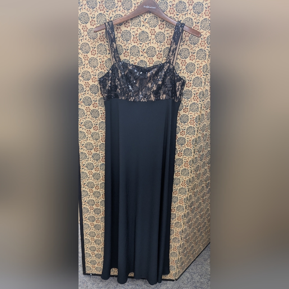 NWT Black Lacey sequined formal dress sleeveless with thin straps 12p [100]